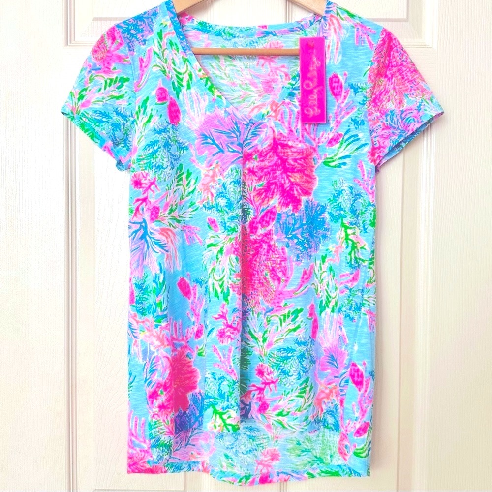 NWT Lilly Pulitzer Etta V-Neck Top – Celestial Blue Cay to My Heart, Size XS 🩵🩷